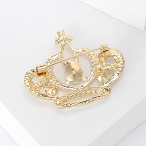 Vue arrière d'une broche couronne dorée en alliage avec fermoir épingle horizontal sûr