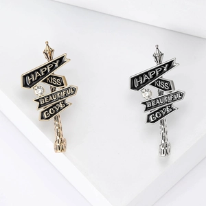 Broche Vintage en Alliage Panneau de Signalisation Happy Kiss Beautiful Love Lettrage Émail Strass Épingle à Revers Or Argent Bijoux pour Femmes