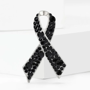 Broche nœud élégante sertie de zircons noirs sur un support géométrique blanc pur