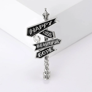 Détail de la broche panneau vintage avec Happy, Kiss, Beautiful, Love et cristal