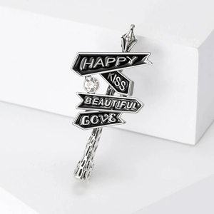 Broche panneau routier vintage en argent avec cristaux et mots gravés sur fond blanc