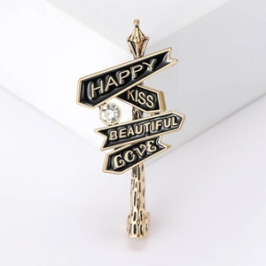 Broche panneau de rue vintage dorée avec cristaux et texte Happy, Kiss et Love