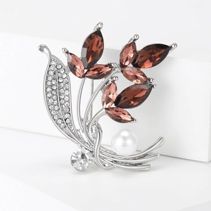 Exquisite Orchideen-Brosche mit braunen Kristallen und einer weißen Perle verziert