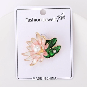 Détail de la broche lotus en émail avec pétales dégradés roses et perle d'imitation