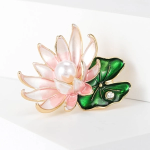 Broche fleur de lotus élégante avec pétales en émail rose, feuille verte et perle blanche
