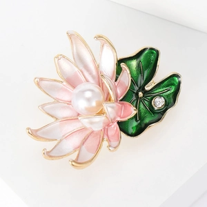 Broche fleur de lotus élégante avec pétales roses, feuille d'émail vert et perle centrale
