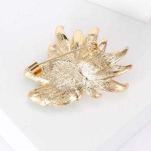 Broche fleur de lotus dorée élégante avec dos texturé et fermoir de sécurité rotatif