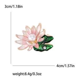 Broche fleur de lotus élégante avec pétales émaillés roses, feuille verte et perle