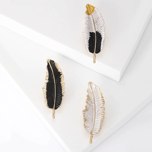 Elegant Feather Shape Alloy Rhinestone Brooch For Women Enamel Corsage Fashion Suit Coat Accessory Pin Jewelry