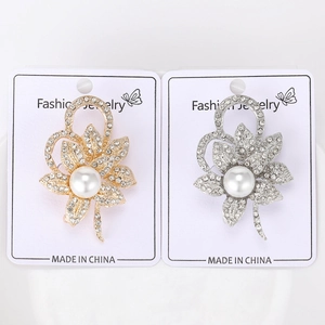 Vue détaillée de broches tournesols dorées et argentées avec perles et cristaux fins