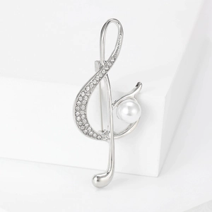 Spilla chiave di violino argento con perle e zirconi su base di pietra bianca