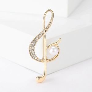 Elegante spilla a nota musicale dorata con perle e strass su supporto minimalista