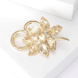 Broche tournesol dorée avec strass et perles dotée d'un fermoir à épingle sécurisé