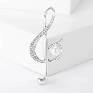 Elegante spilla a chiave di violino in argento con strass e una perla bianca lucida