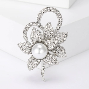Élégante broche tournesol avec perle blanche et cristaux de strass sur fond minimaliste