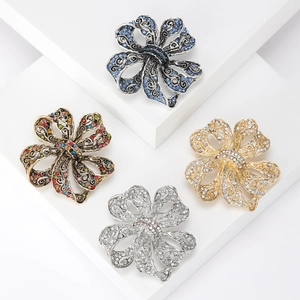 Broche Vintage en Alliage Nœud Papillon Ajouré pour Femme Élégante Broche Florale avec Strass Incrustés Bijoux de Décoration