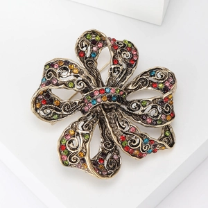 Détail macro de broche vintage en métal doré antique avec strass multicolores