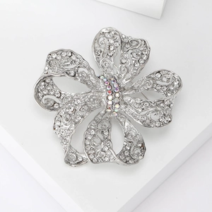 Vue détaillée de la broche fleur ajourée avec plaquage argent et strass AB