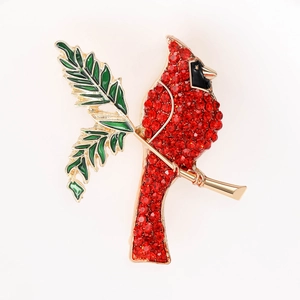 Elegante Rode Kardinaal vogelbroche met fonkelende strassteentjes op gouden tak