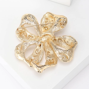 Broche fleur dorée élégante vue arrière montrant l'épingle et la texture du métal