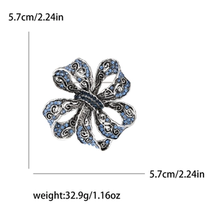 Broche fleur de style vintage avec cristaux bleus et finition nacre grise
