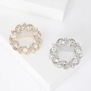 Vue détaillée de broches couronne en strass scintillants avec placage en or et argent