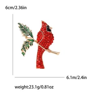 Elegante kardinaal vogel broche met rode strass en groen emaille op gouden takje