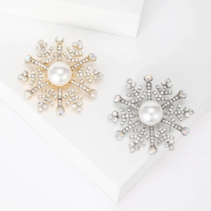 Luxuriöse Künstliche Perlen Schneeflocke Brosche Für Damen Strass Eingelegte Elegante Brustnadel Für Mantel Anzug Bankett Schmuck Weihnachtsgeschenk