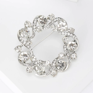 Macro de la broche couronne en cristal étincelante avec finition en alliage d'argent