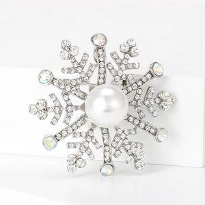 Nahaufnahme der luxuriösen Perlen-Schneeflocken-Brosche mit funkelnden Kristallen