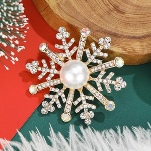 Eleganter Schneeflocken-Brosche mit Perle und Kristallen vor festlichem Hintergrund