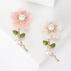 Elegant Daisy Flower Brooch Alloy Resin Artificial Pearl Rhinestone Floral Pin For Women Wedding Party Clothing Dress Accessories