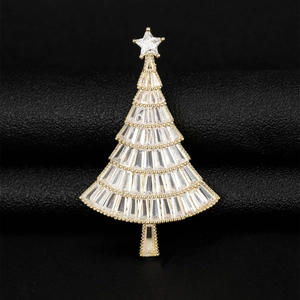 Goldene Weihnachtsbaum-Brosche mit funkelnden Zirkonia-Steinen und Stern-Akzent