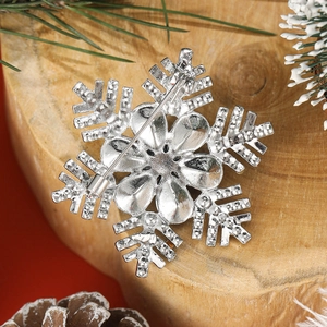 Elegante Schneeflocken-Brosche mit Silber-Finish und Sicherheitsnadel vor Winterkulisse