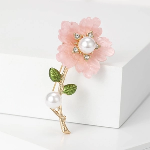 Elegant daisy flower brooch with pink resin petals, white pearl and green enamel leaves