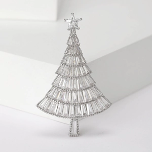 Eleganter Weihnachtsbaum-Anstecknadel mit silberner Basis und glitzernden Zirkonia-Kristallen