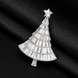 Detailansicht der silbernen Weihnachtsbaum-Brosche mit funkelnden Zirkoniasteinen