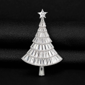 Funkelnde silberne Weihnachtsbaum-Brosche mit Zirkonia-Steinen auf schwarzem Leder