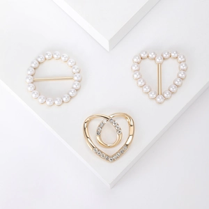 Ensemble élégant de broches en perles et cœurs pour pulls sur marches blanches