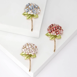 Elegante Hortensien-Brosche mit Emaille-Blüten und Strasssteinen auf Gold-Sockeln