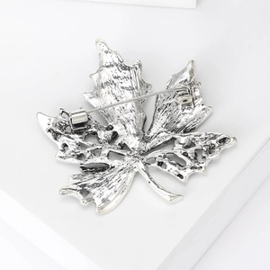 Vue arrière d'une broche feuille d'érable argentée avec détails de veines et fermoir