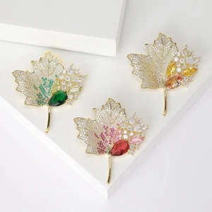Elegant Copper Zirconia Maple Leaf Brooch For Women Exquisite Fashion Plant Branch Pin Jewelry Accessories Decorative Gift