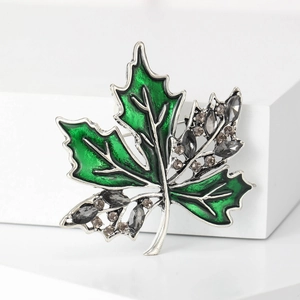 Élégante broche feuille d'érable en alliage argenté avec émail vert et strass brillants