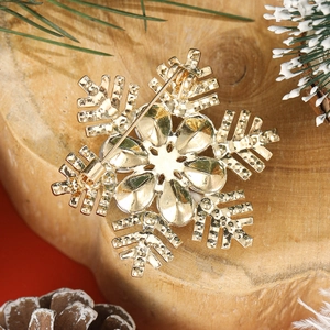 Elegante goldene Schneeflocken-Brosche mit filigranem Design und sicherem Metallverschluss