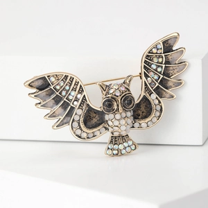 Fashionable owl brooch pin with colorful rhinestones and gold metal for coats and suits