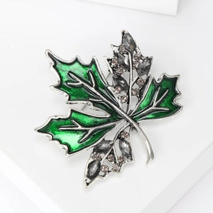 Détail de la broche feuille d'érable avec émail vert et strass étincelants incrustés