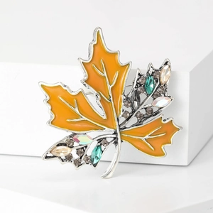 Broche élégante en forme de feuille d'érable en émail orange et strass colorés