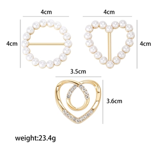 Ensemble de trois broches élégantes en forme de cœur perlé et strass dorés pour vêtements