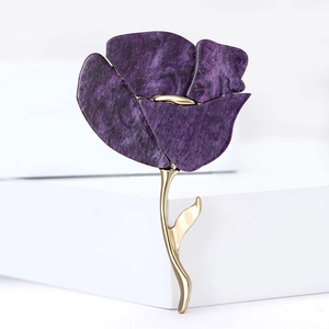 Detail van de paarse marmeren harsblaadjes en vergulde bladeren van deze bloemenbroche