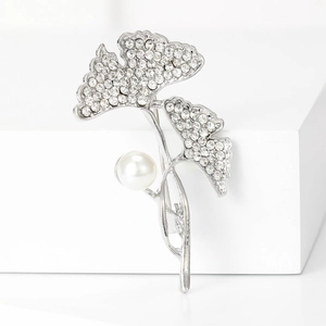 Zilveren ginkgoblad broche met fonkelende steentjes en een grote elegante parel